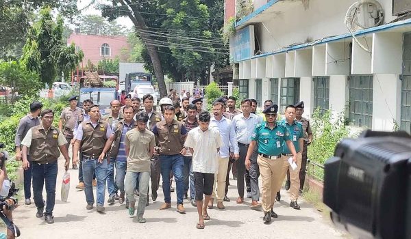 রংপুরে শিক্ষক পরিবারের ৪ হত্যাকাণ্ড: অভিযুক্ত ছেলেকে পুলিশের হাতে তুলে দেন বাবা