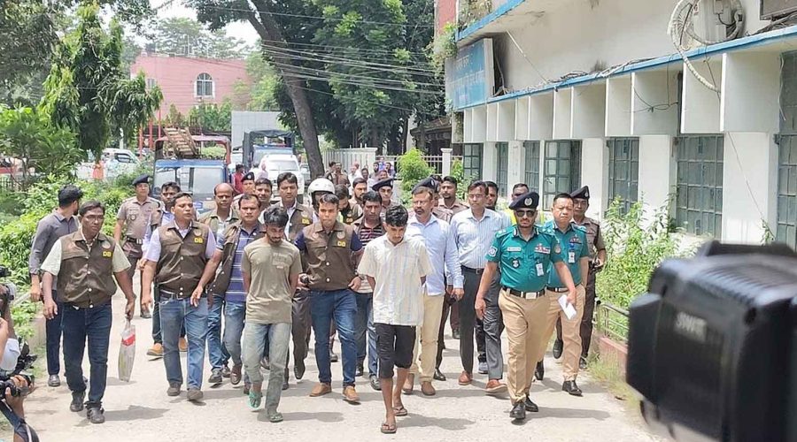 রংপুরে শিক্ষক পরিবারের ৪ হত্যাকাণ্ড: অভিযুক্ত ছেলেকে পুলিশের হাতে তুলে দেন বাবা
